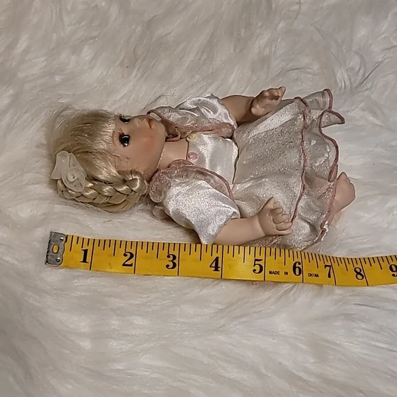 Geppeddo little ladies collection porcelain doll‎ 8" doll. - Picture 8 of 8